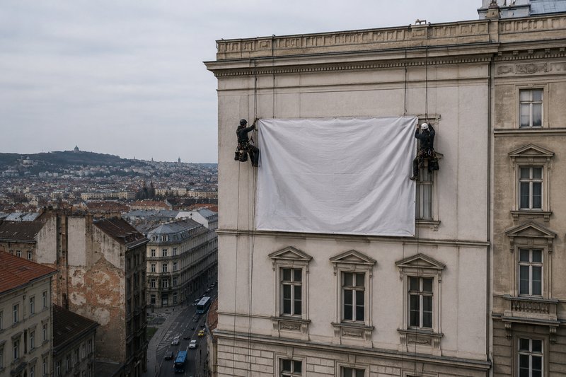 Reklámanyag kihelyezés alpintechnikával